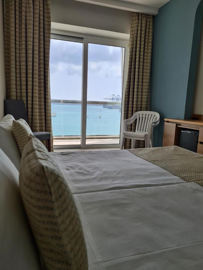 Water'S Edge Hotel Birżebbuġa Bagian luar foto