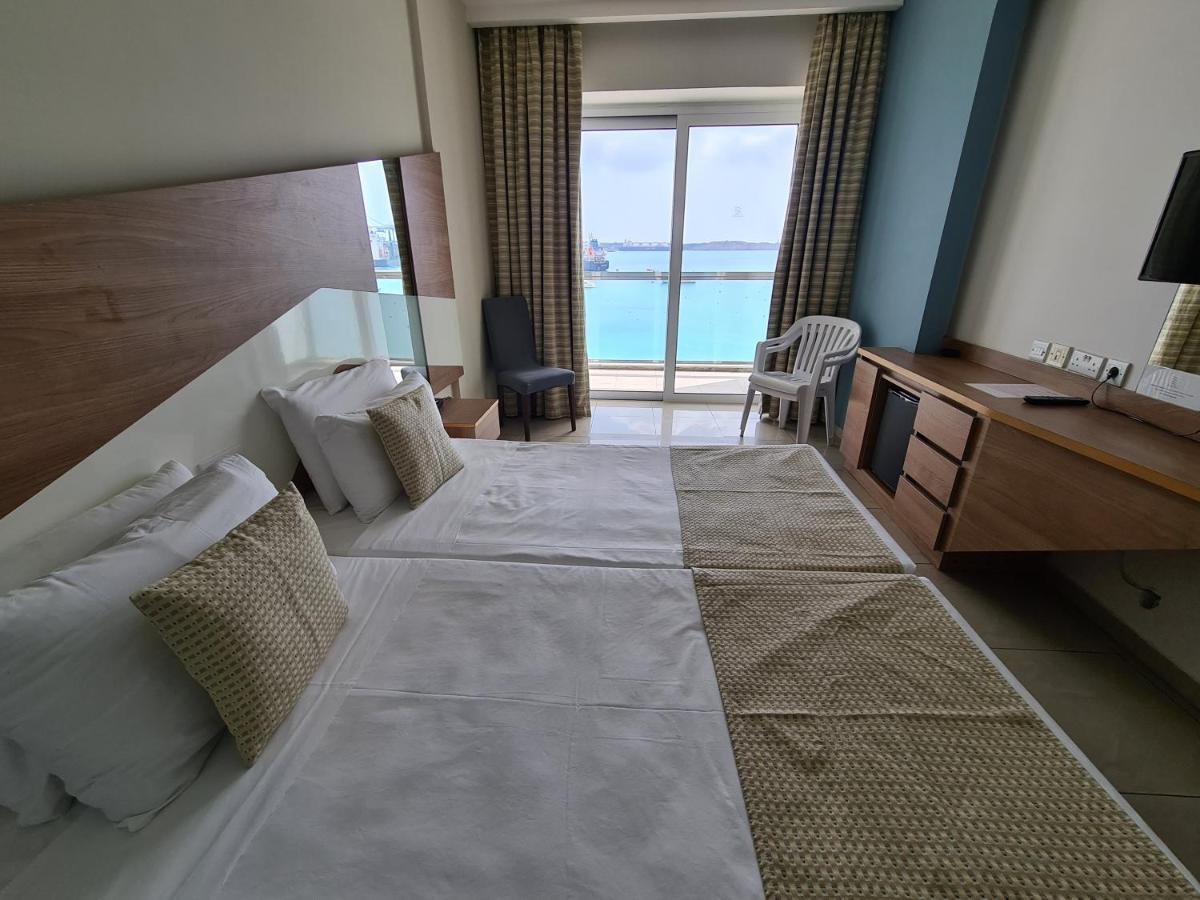 Water'S Edge Hotel Birżebbuġa Bagian luar foto