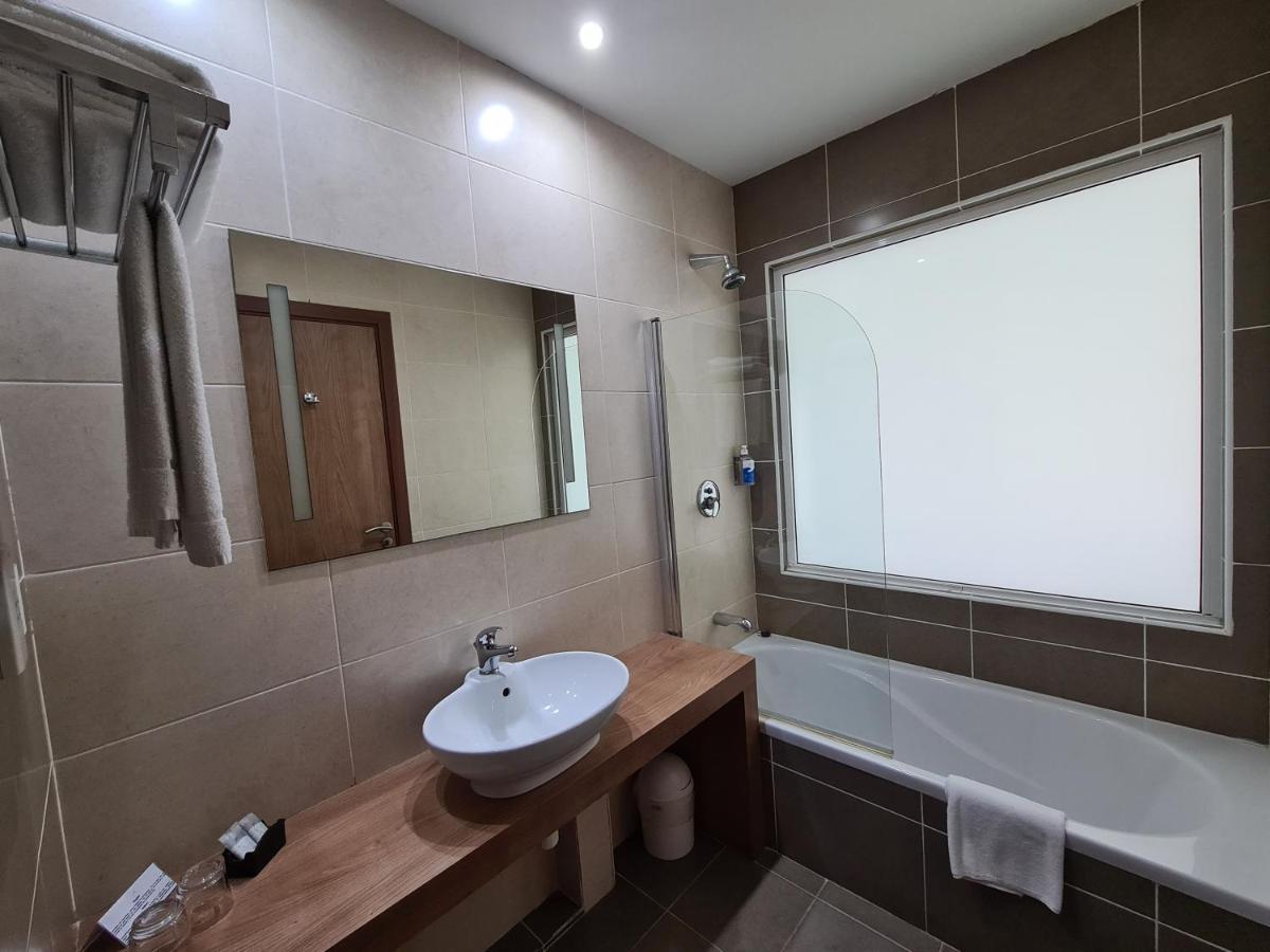 Water'S Edge Hotel Birżebbuġa Bagian luar foto