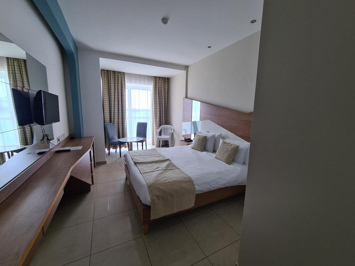 Water'S Edge Hotel Birżebbuġa Bagian luar foto