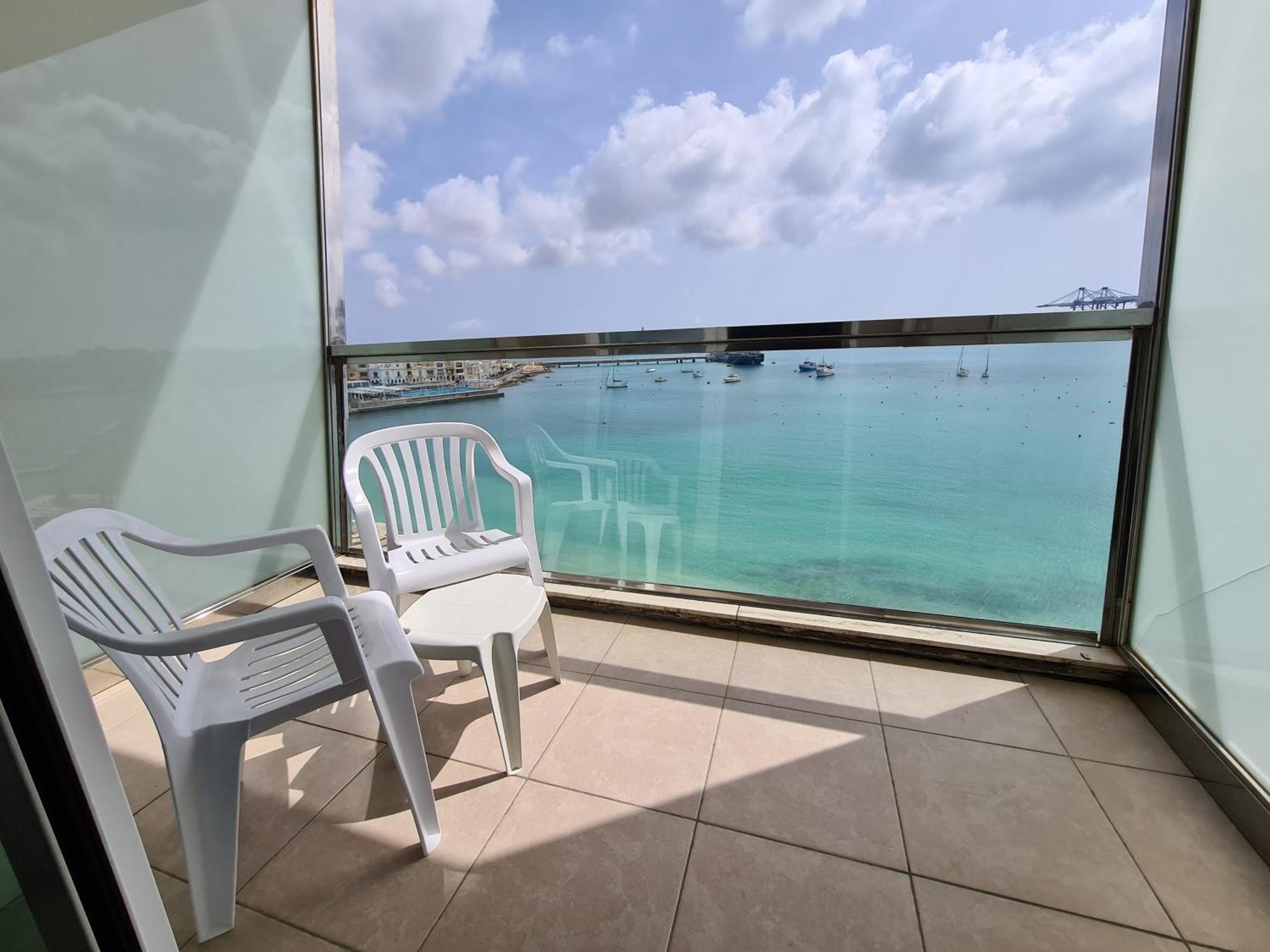 Water'S Edge Hotel Birżebbuġa Bagian luar foto