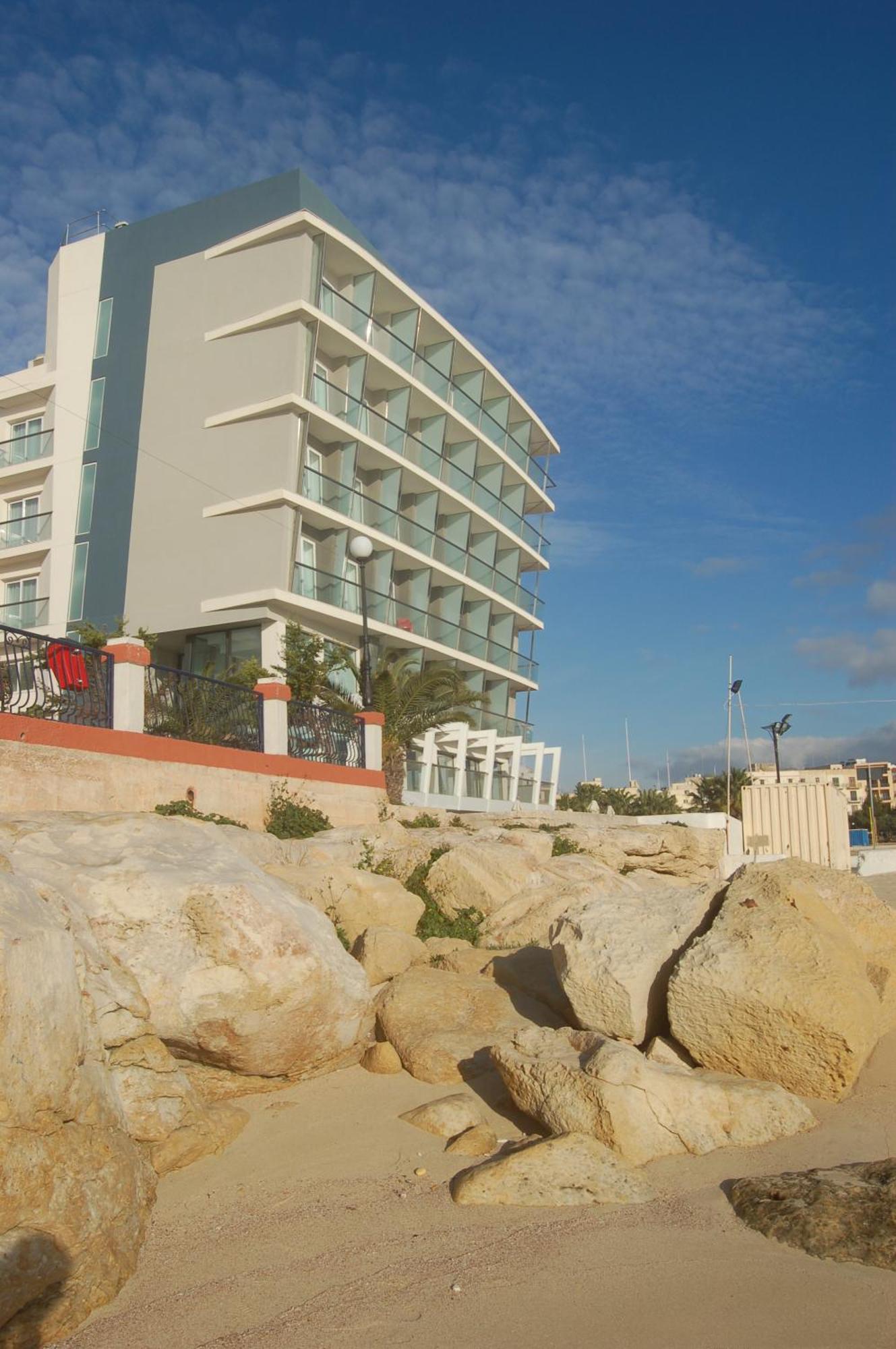 Water'S Edge Hotel Birżebbuġa Bagian luar foto