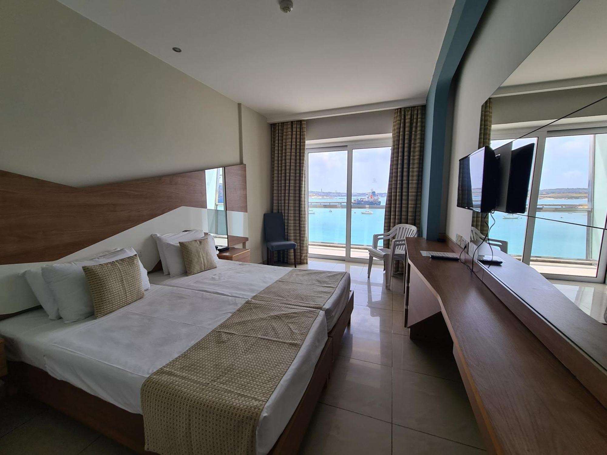 Water'S Edge Hotel Birżebbuġa Ruang foto
