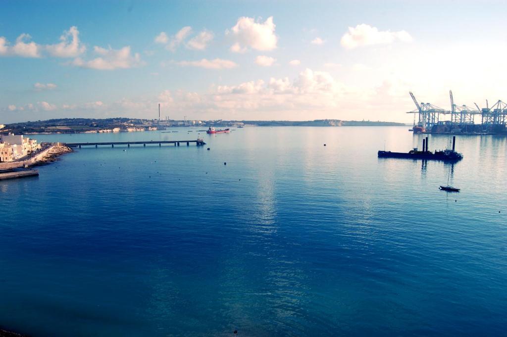 Water'S Edge Hotel Birżebbuġa Bagian luar foto