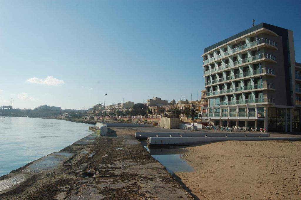 Water'S Edge Hotel Birżebbuġa Bagian luar foto