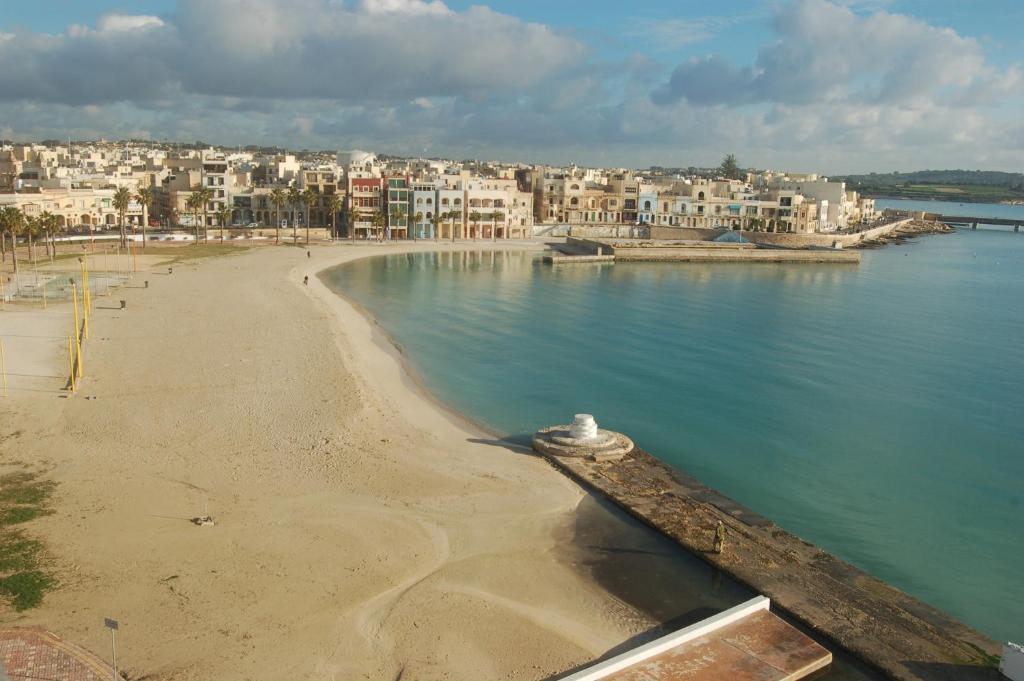 Water'S Edge Hotel Birżebbuġa Bagian luar foto