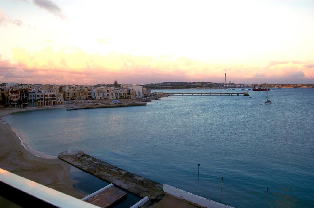 Water'S Edge Hotel Birżebbuġa Ruang foto