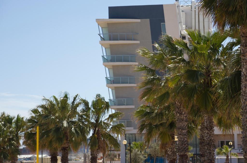Water'S Edge Hotel Birżebbuġa Bagian luar foto