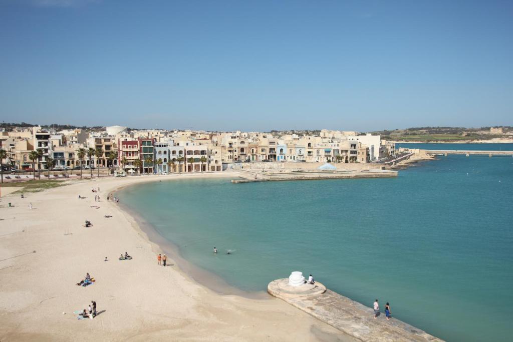 Water'S Edge Hotel Birżebbuġa Bagian luar foto