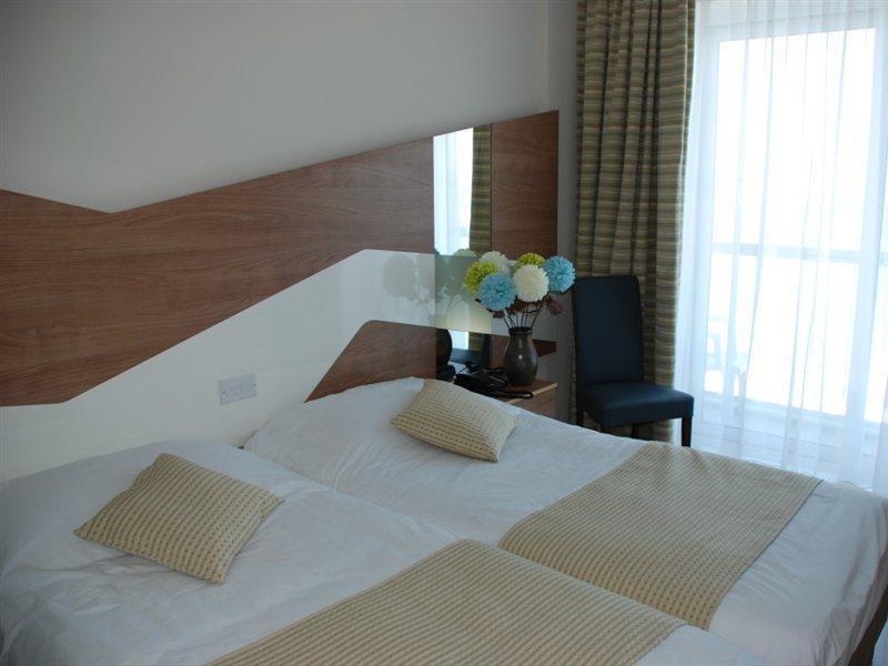 Water'S Edge Hotel Birżebbuġa Bagian luar foto