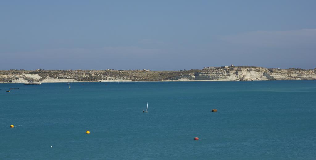 Water'S Edge Hotel Birżebbuġa Bagian luar foto