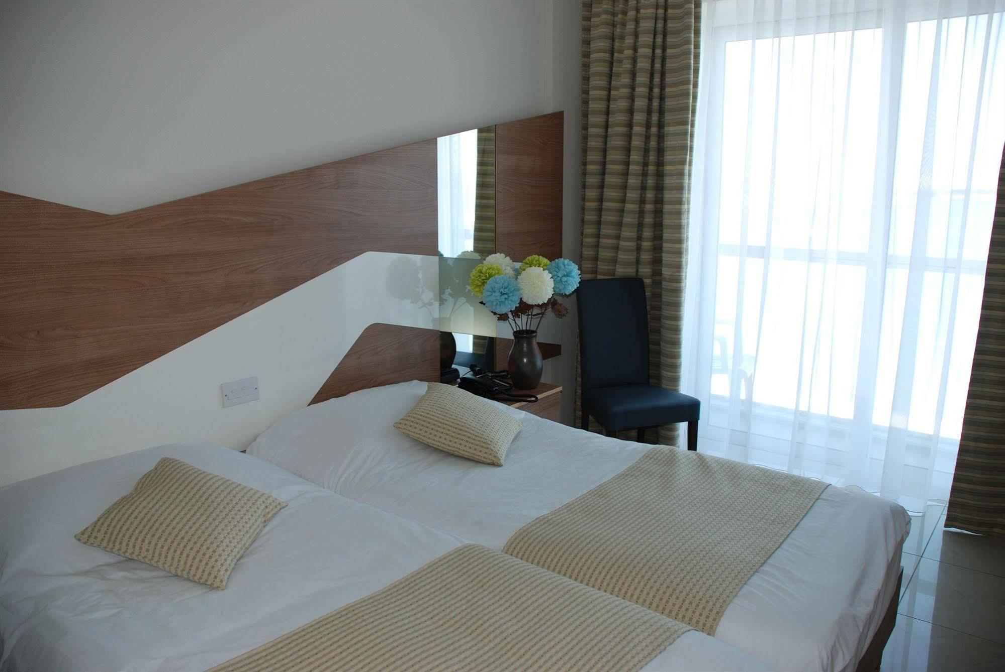 Water'S Edge Hotel Birżebbuġa Bagian luar foto