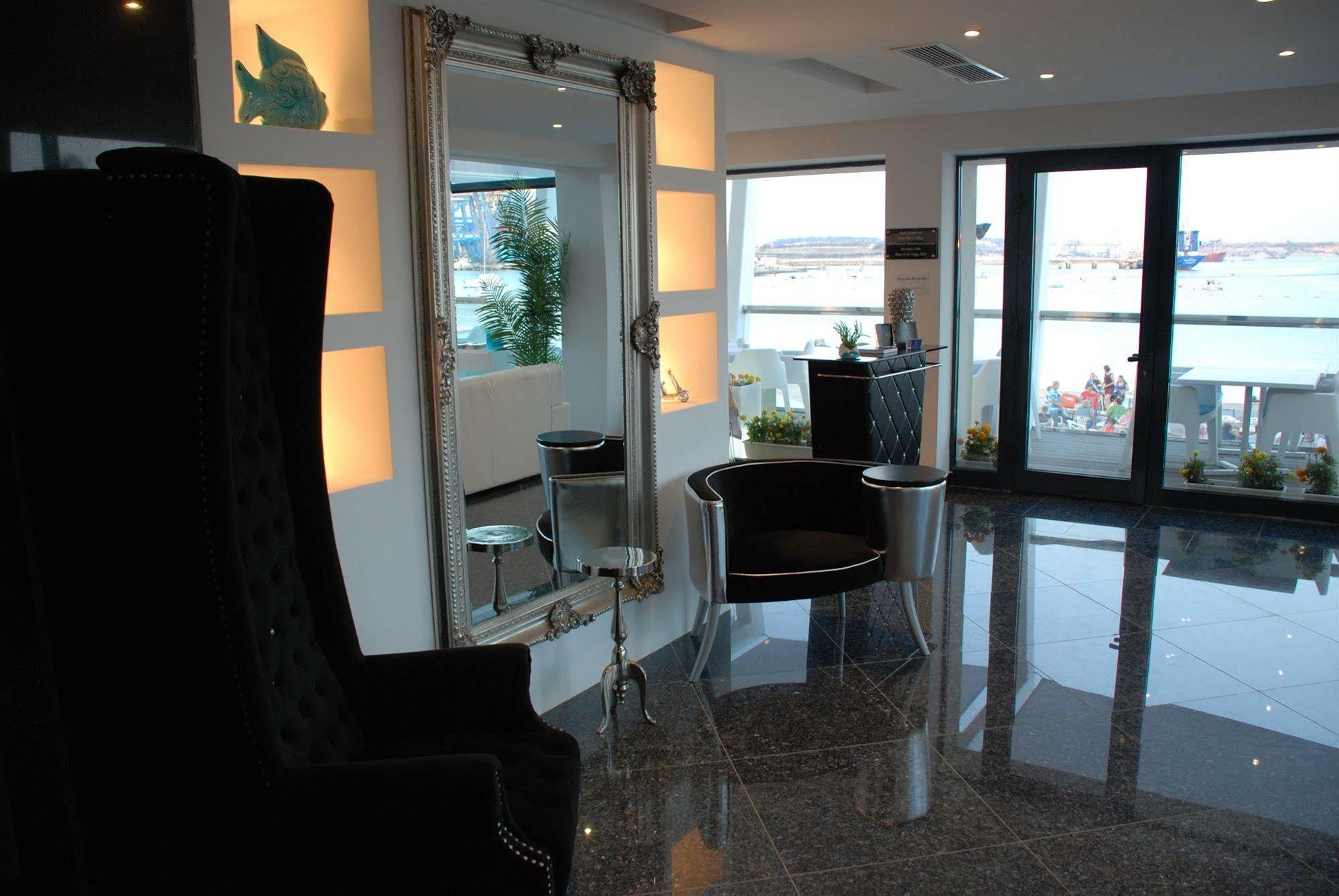 Water'S Edge Hotel Birżebbuġa Bagian luar foto